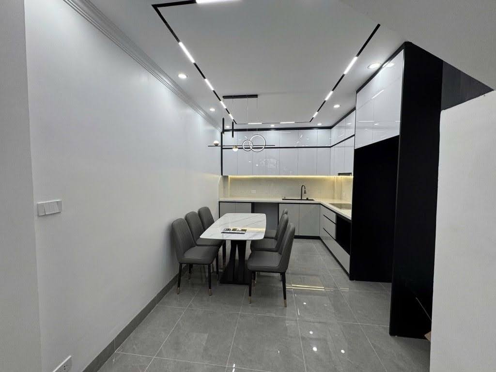 Bán gấp nhà Nguyễn Công Trứ, DT 35m2x5T, giá 10 tỷ, nhà đẹp ở ngay tặng toàn bộ nội thất